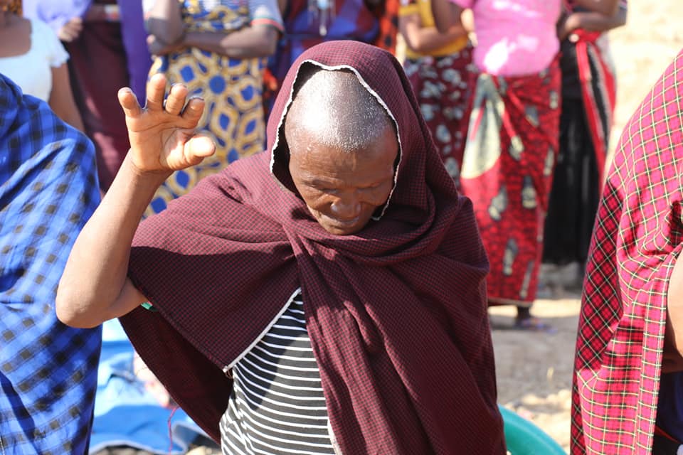 People responding to the gospel, surrendering to Jesus